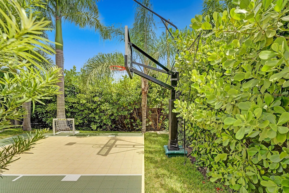 Luxurious Beach Retreat w/ Heated Pool&basketball