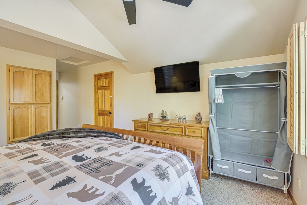 Big Bear Lake Cabin w/ Deck, Grill & Fireplace!