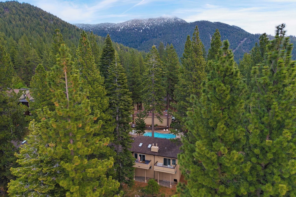 Ski Way by Avantstay Cozy Tahoe Home w/ Fireplace & Balcony