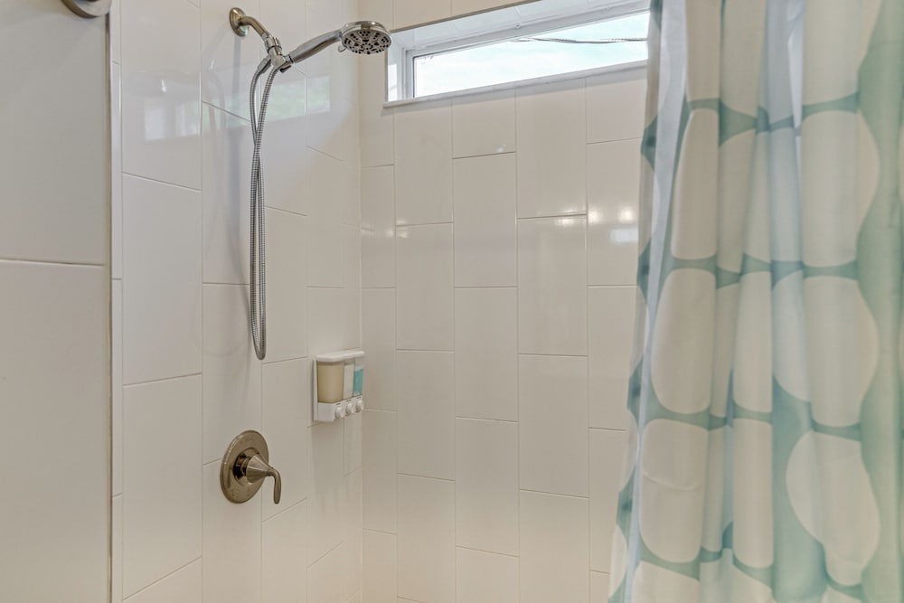 Golf, Shop & Beach-hop: Port Charlotte Gem w/ Yard