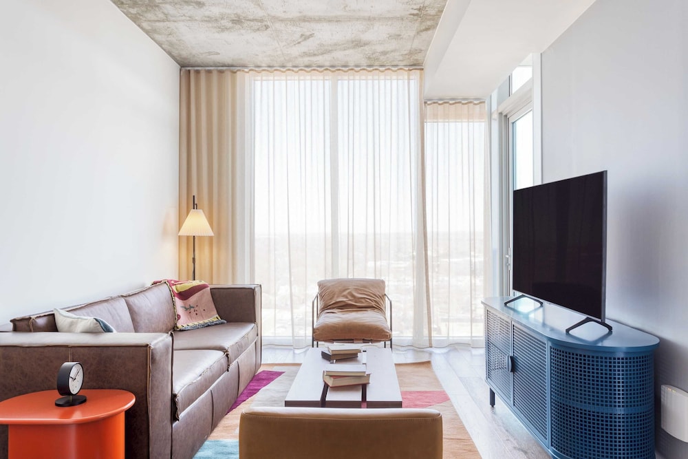 Sleeps 16 Brand New Austin High Rise w/ Rooftop Pool, Gym, Yoga Studio & More!