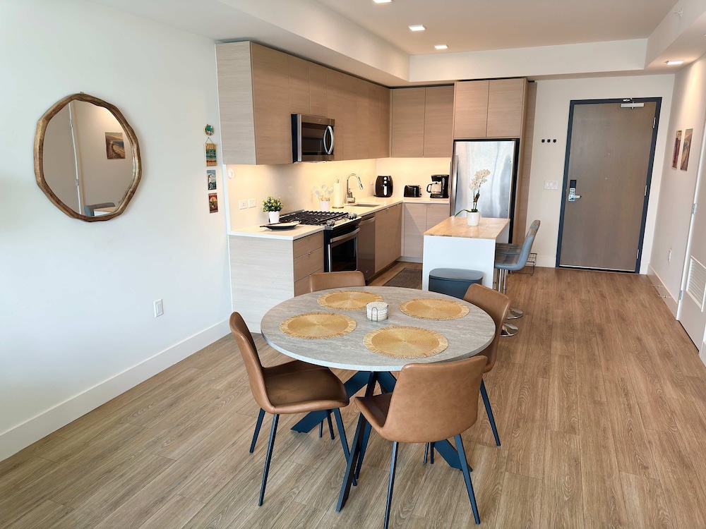 NEW Upscale Downtown San Diego Stay Queen Bed Pool Sauna
