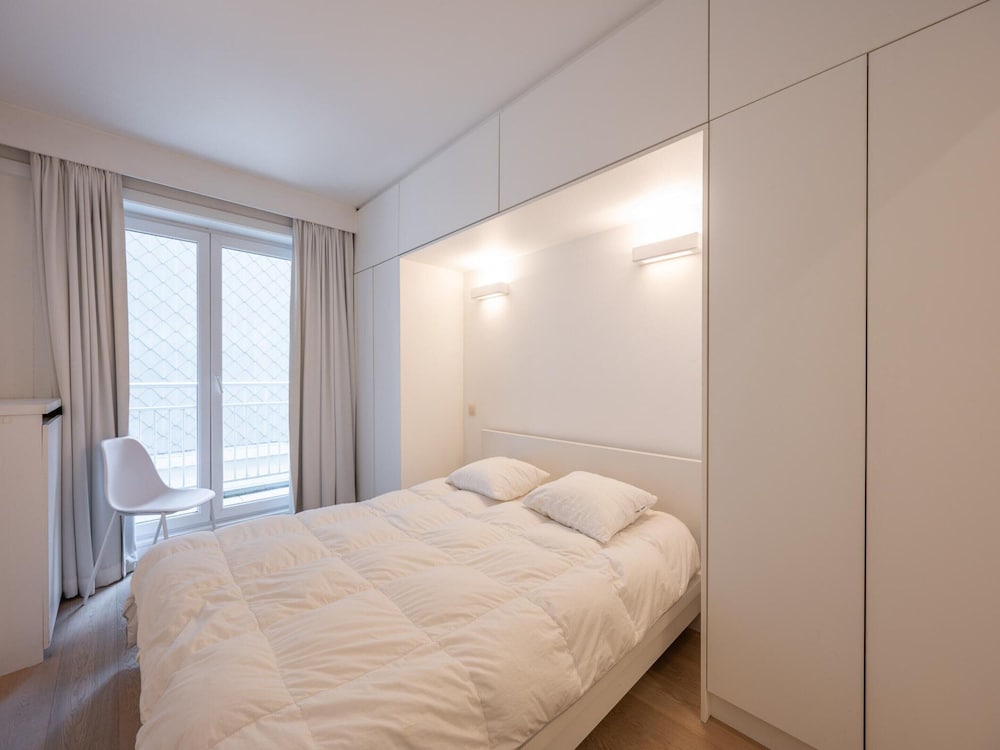 Spacious Seaside Apartment