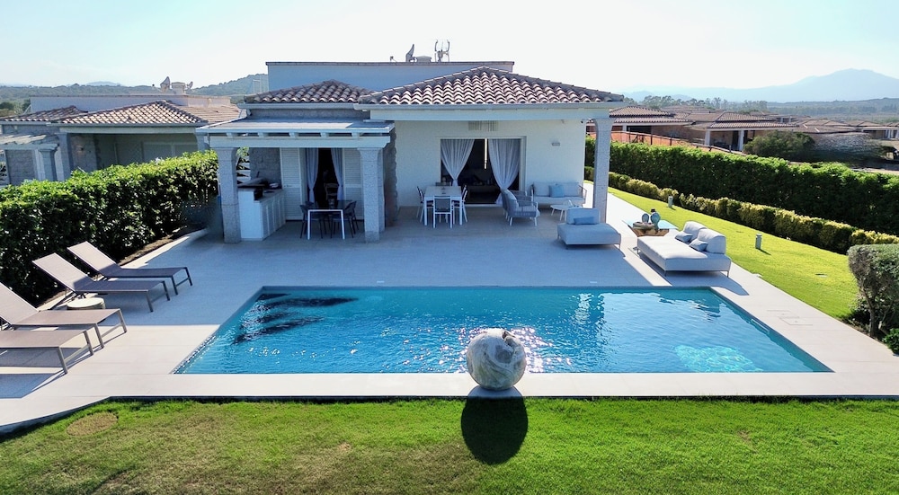 Villa Blue Sphere with Pool by Wonderful Italy