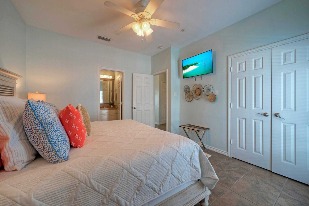 Sleeps 14 w/ Pool, Mins to the Beach Two Condos at Costa Bahia
