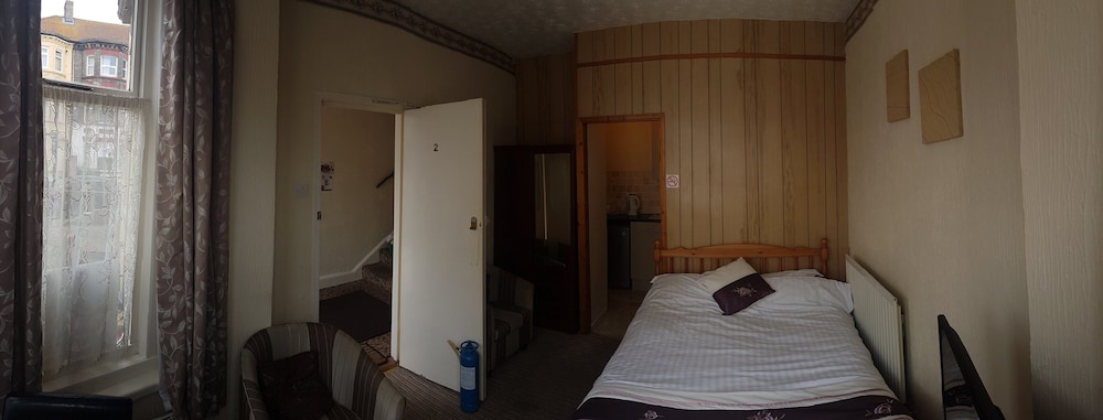 Flat - Sleeps 2 & Parking Available view 3