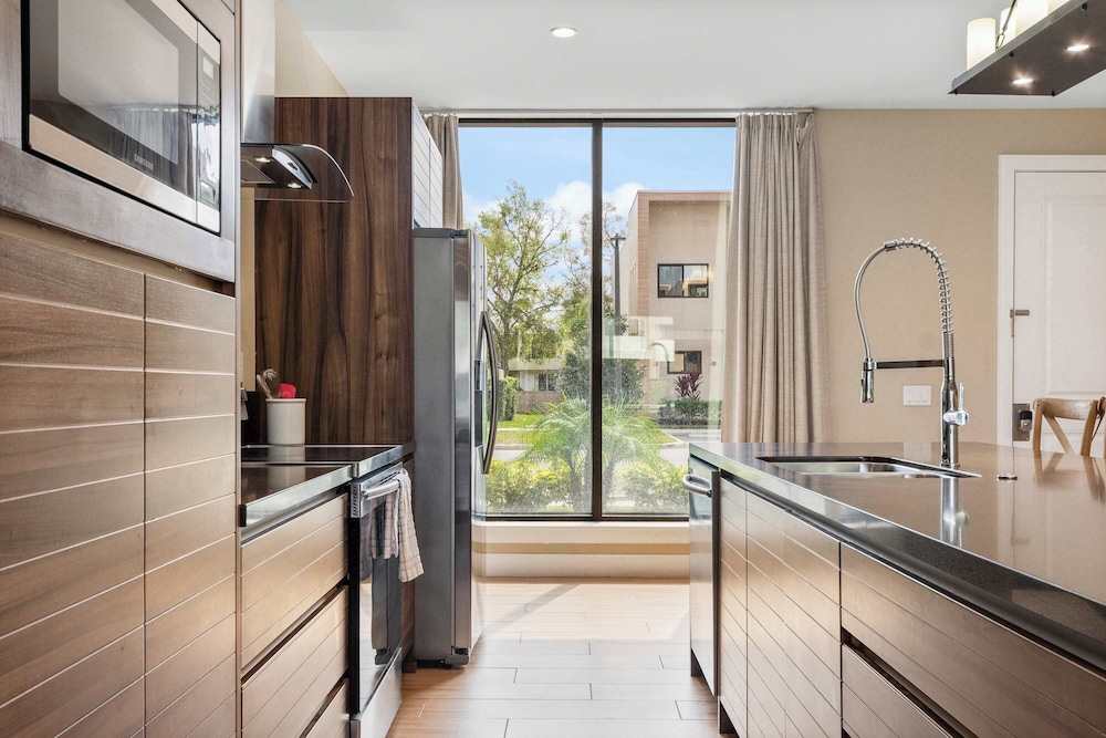 Minutes to Disney Chic Dream Villa With Stunning Patio and Resort Perks
