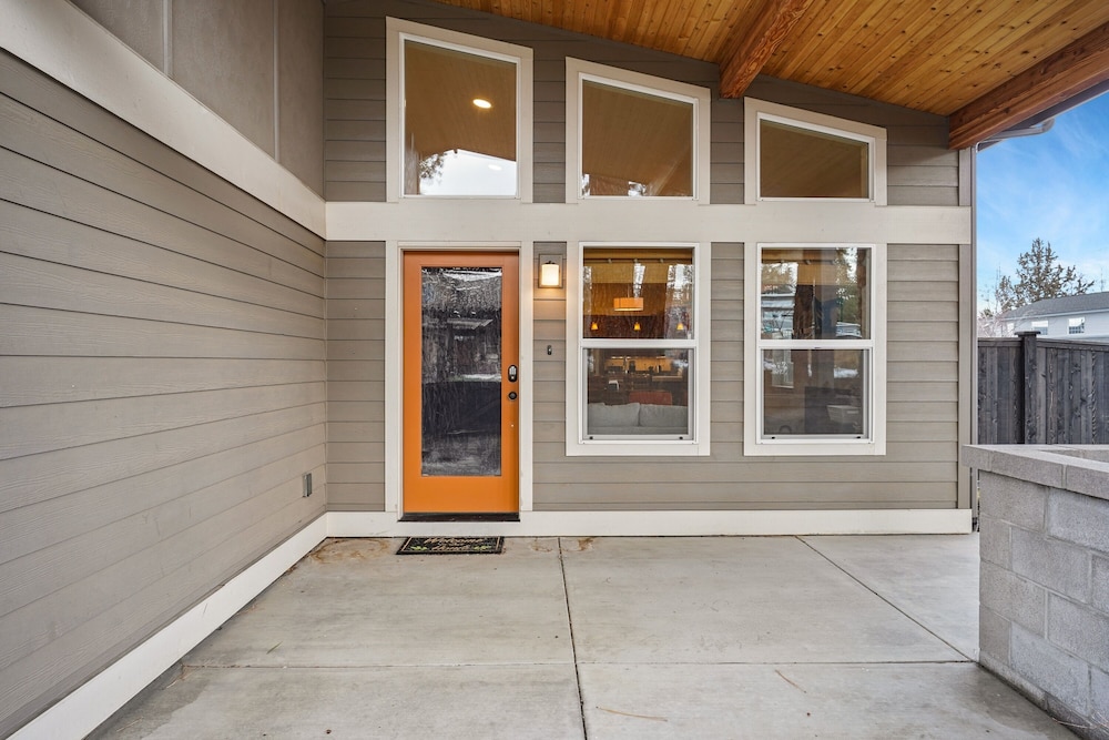 Dwell 30 Days Minimum 3 Bedroom Home by RedAwning