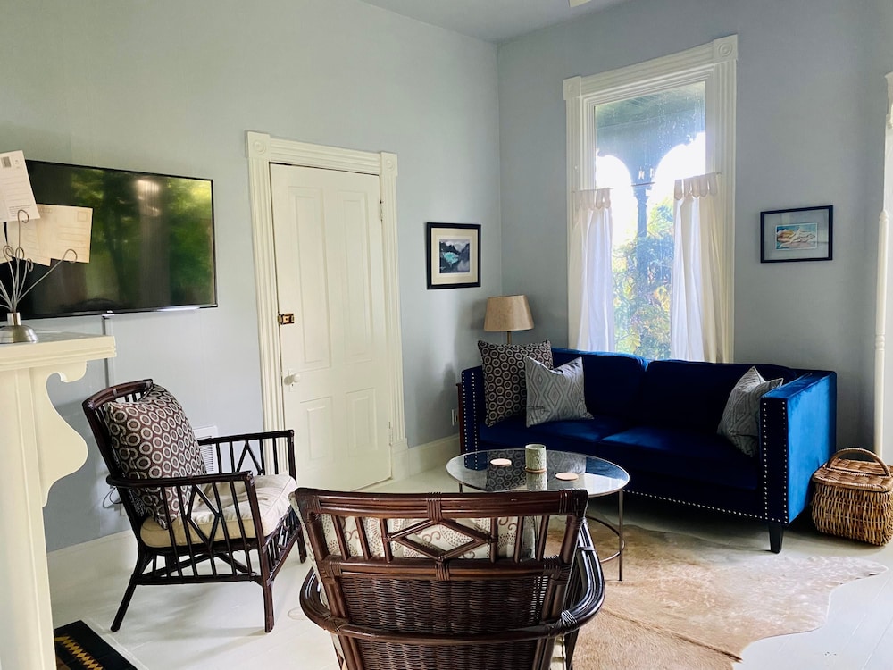 Victorian on Garden Best Location in Town