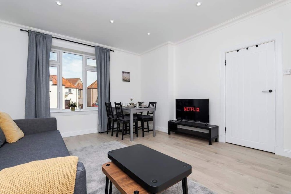 2 Bedroom House-free Parking