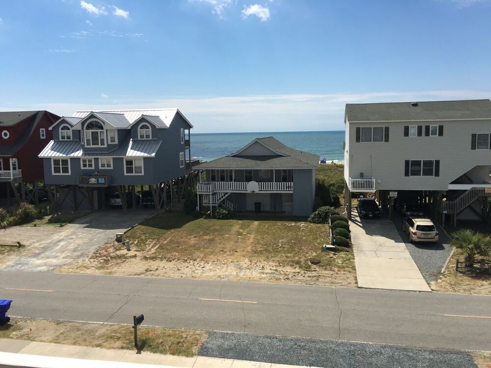 Best Day Ever 4 Bedroom Home by RedAwning