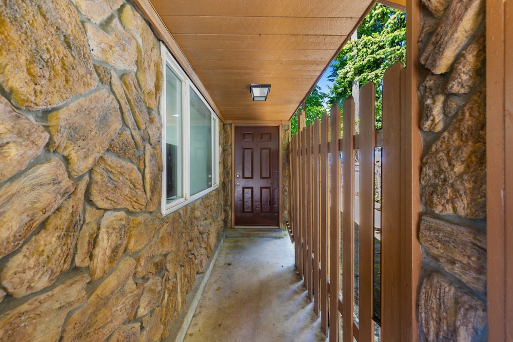Comfy Stay in Bellevue w Parking Included