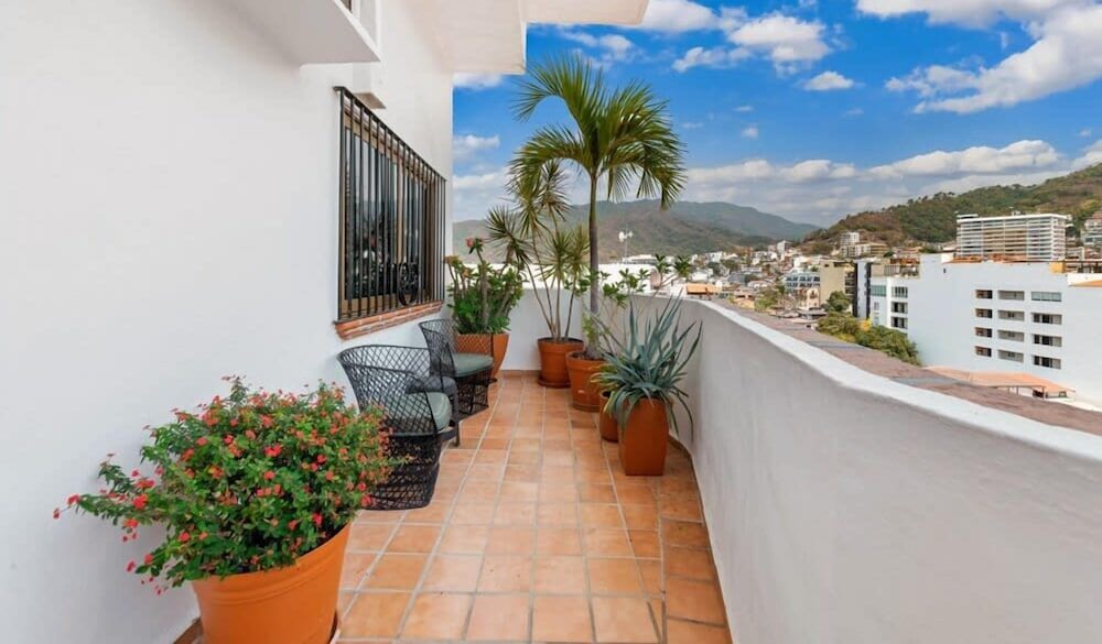 Ocean View 2Br Condo-balcony-beach-pool - 902
