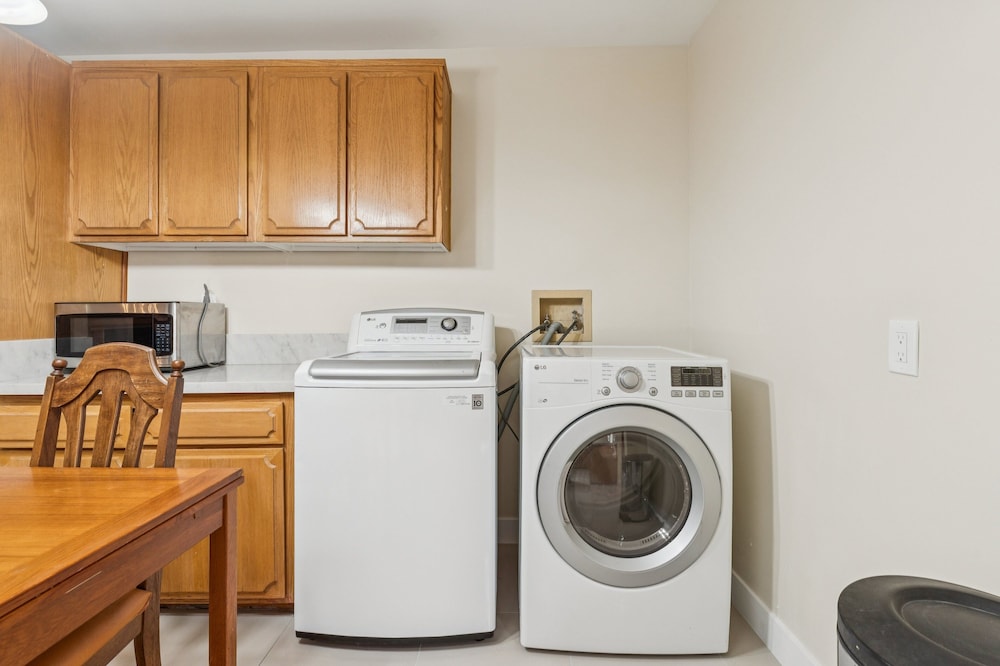 Russell House Near Hollywood & Griffith Park 3 Bedroom Home