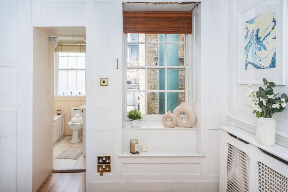 Spacious 3BR 2BA Flat in Central Soho