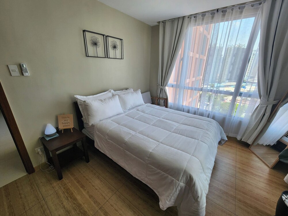 Cozy 1BR Condo in Mandaluyong City With City Skyline View