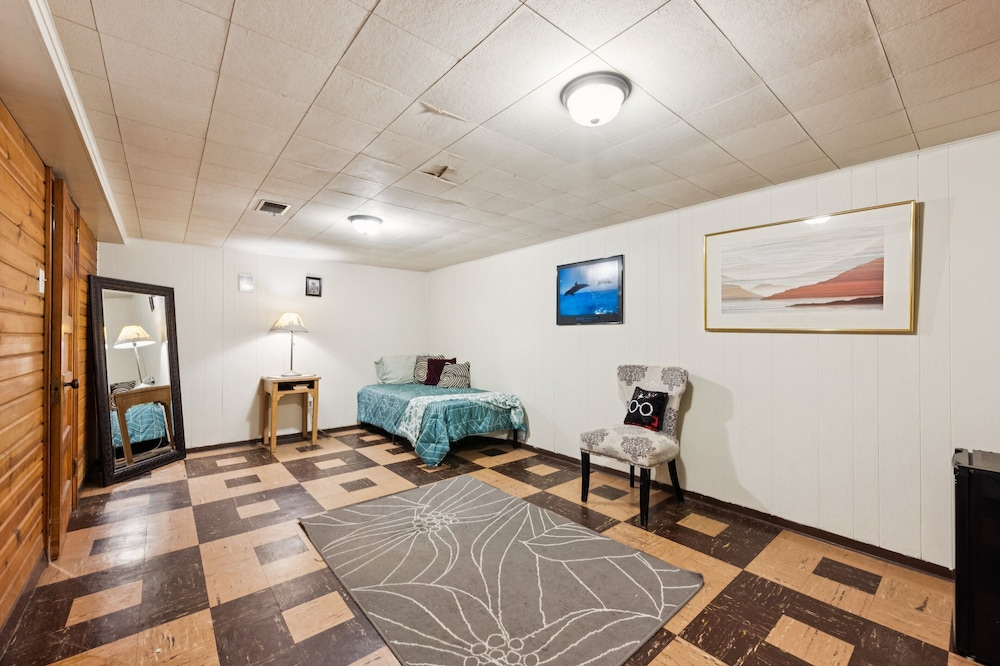 Charming Home Near Unc & Dt Greeley 5 Bedroom Home