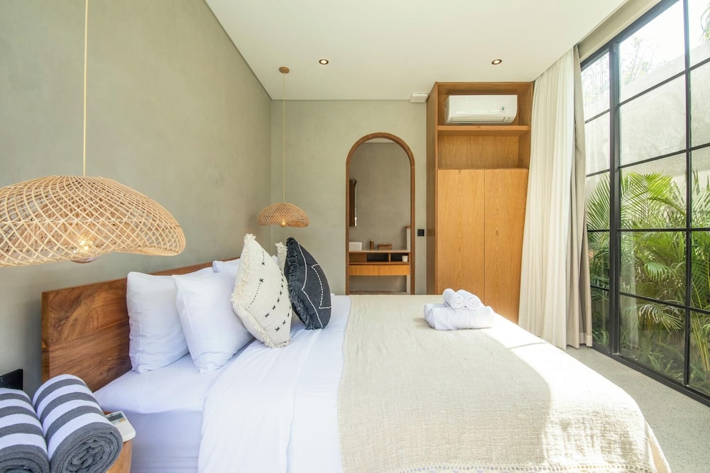 Stylish 5BR Boho Hideaway, 5 Minutes Bingin Beach