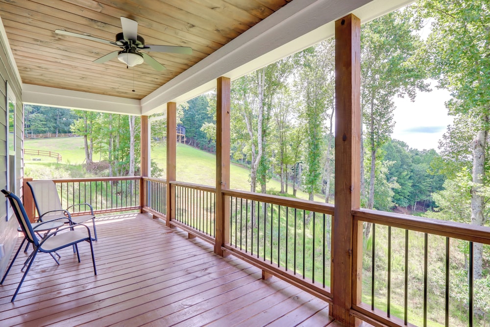 Cozy Blue Ridge Cabin: Game Room & Mountain Views