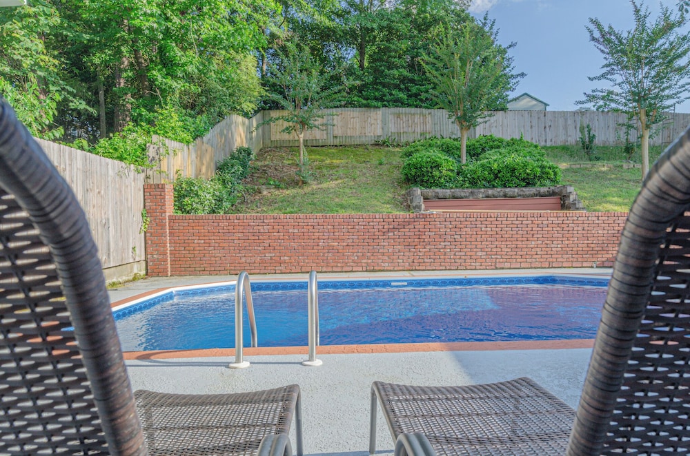 Relaxing 3BR Getaway with Pool and games