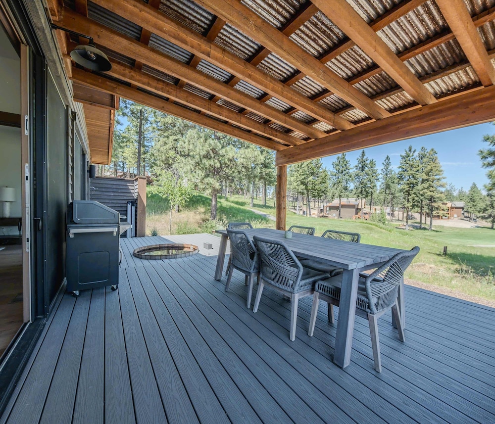 Cottage on the 10th Tee Beautiful Stay for 7 w/ Hot Tub & Fire Pit