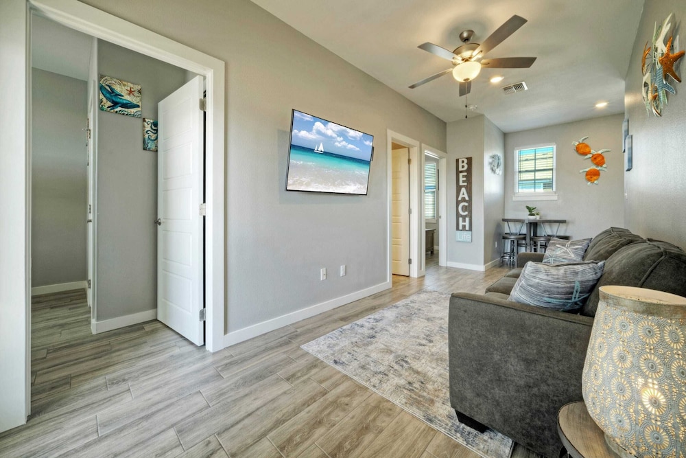 Sleeps 33! 4 Condos, Walk to the Beach, Resort-style Pool, Endless Summer Resort
