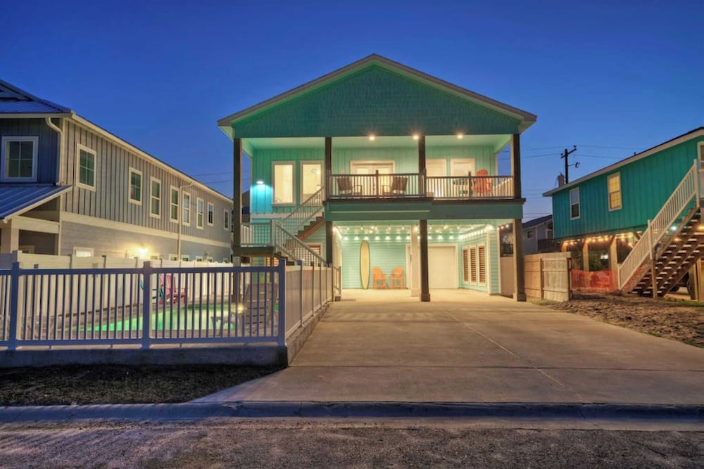 Sleeps 21, 2 Homes 2 Private Pools, Fire Pit, Swing Bar Walk to the Beach