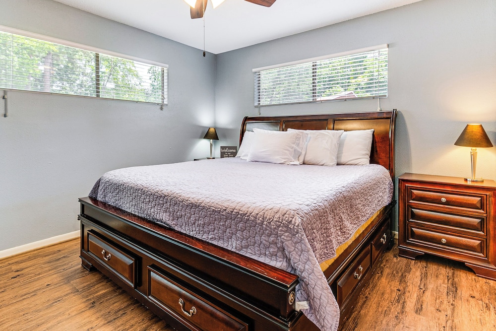 Steps to Marina: Coldspring Retreat w/ Lake View