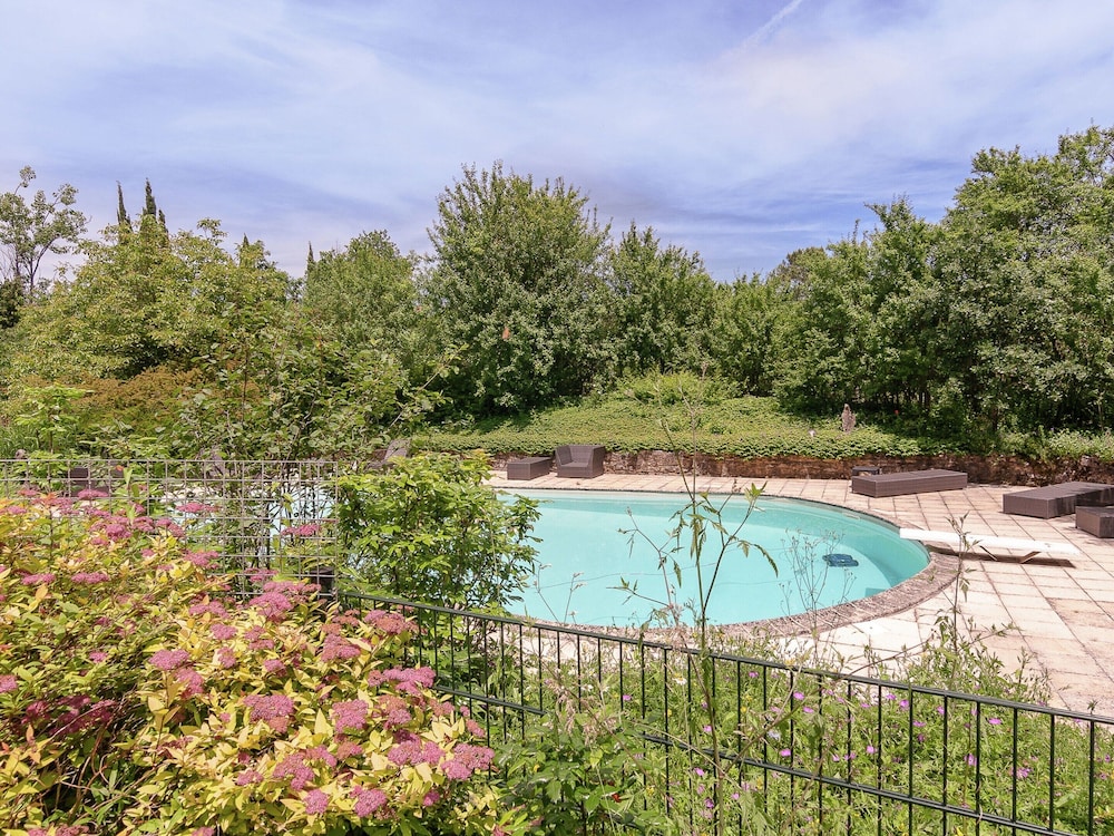 Estate in Dordogne Near Sites
