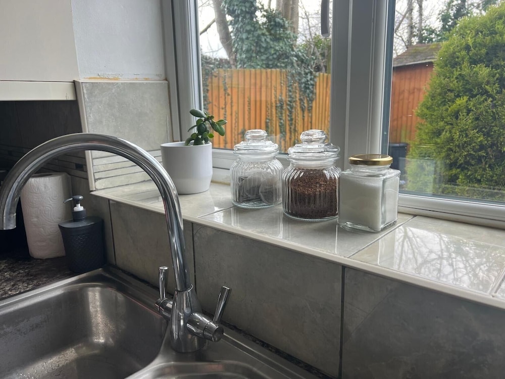 4-bed Barnwell Retreat- Sleeps10, Garden & Parking