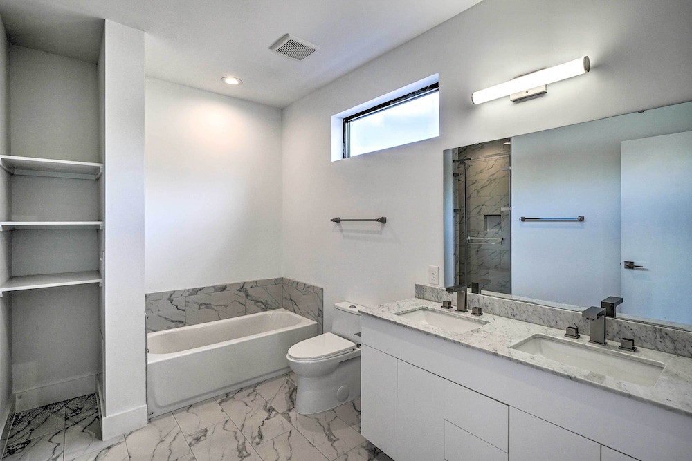 Spacious & Modern Townhome 6 Mi to Duke!