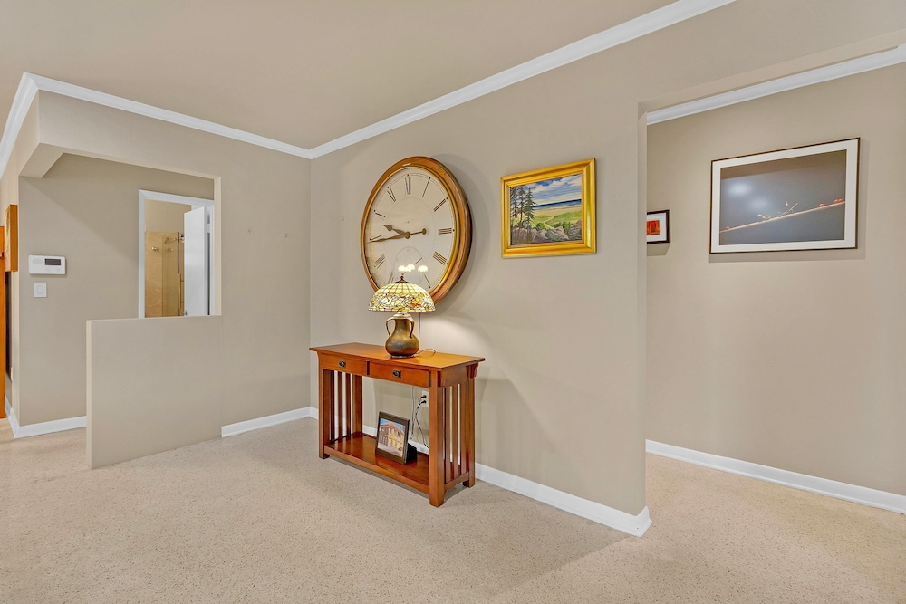 Chic 3BR Sanctuary Steps From The Drive Paradise
