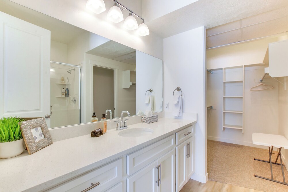 Walk to Marina & Lake: Spacious Garden City Gem!