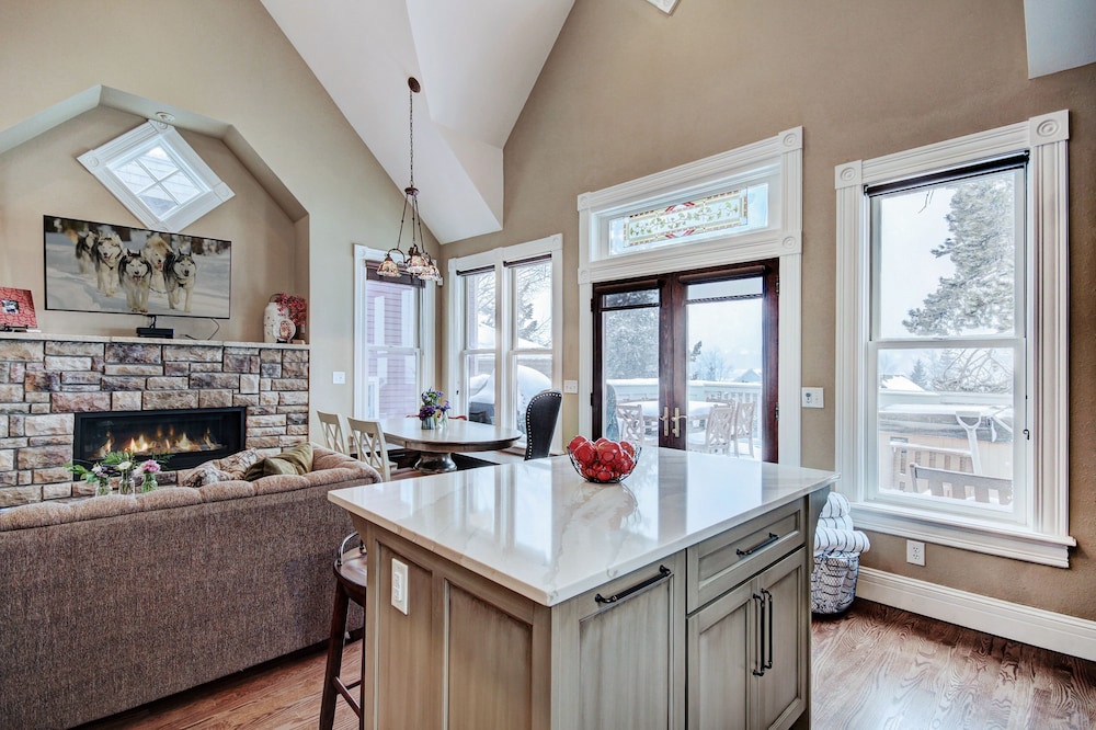 Ridge Street Lookout 4 Bedroom Home by RedAwning