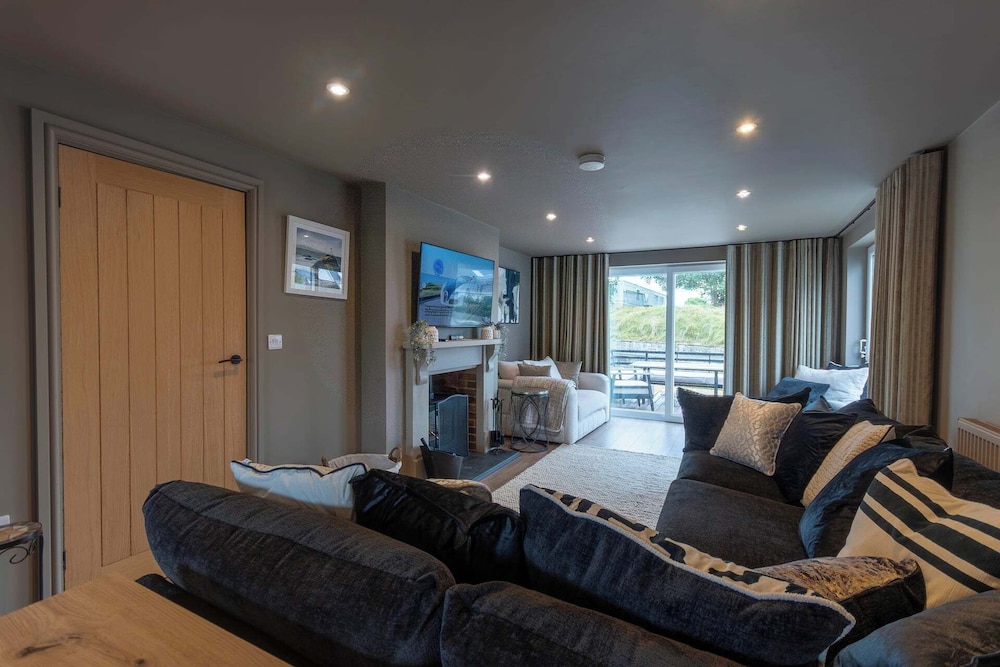 4 Bed Holiday Home by Guestz