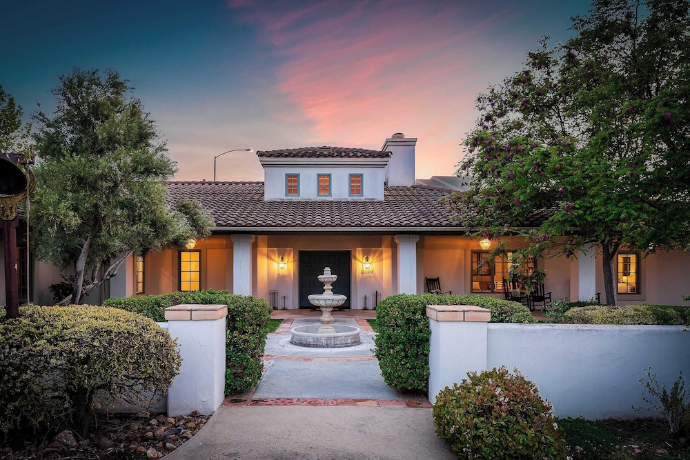 Wellsona Vineyard Retreat + Pool, Hot Tub, Views Main Home + Guest Home