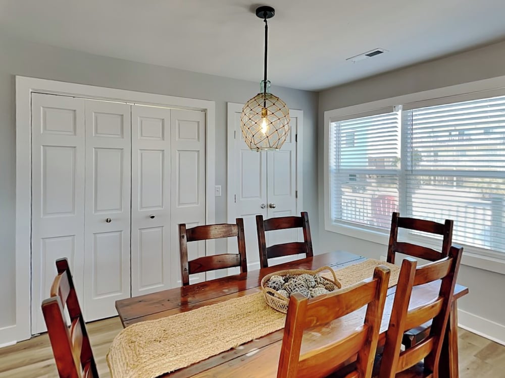 Sea Paradise Cottage by Topsail Realty