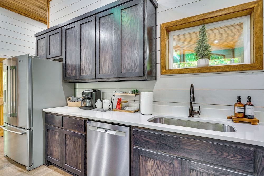 Creekside Cabin w/ Views & Hot Tub in Broken Bow