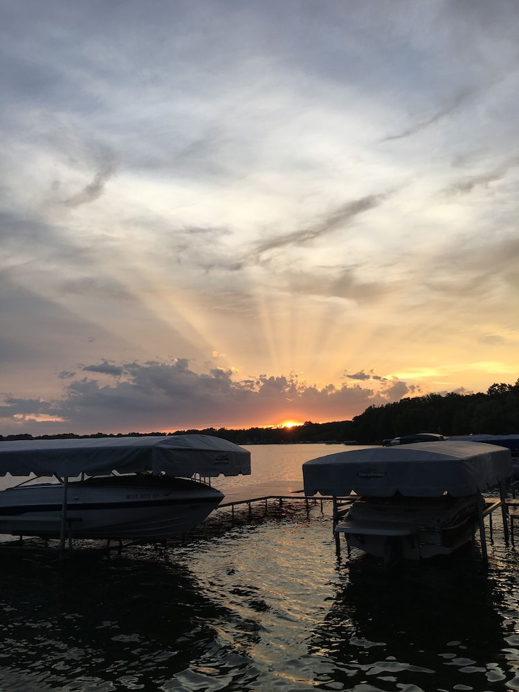 Lake Ripley Lodge w Lake Front Rooms, Grand Porch, Kayaks & Paddleboard