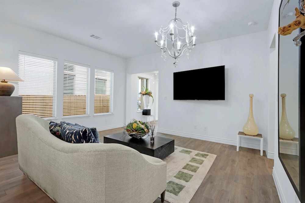 Legacy Haus Modern Stay for 8!