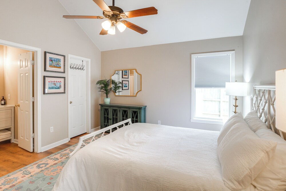 1 Mi to Ole Miss: Pet-friendly Retreat w/ Yard