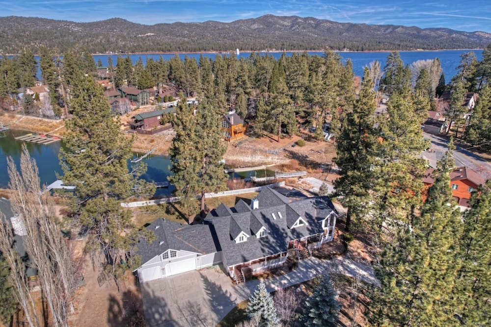 Lakefront Estate with Views and Hot tub