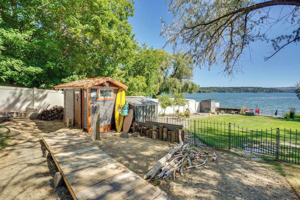 Waterfront Deck w/ Fire Pit: Lake Spokane Gem!