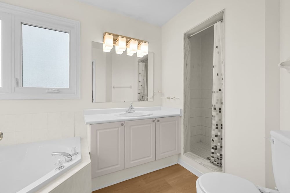 Newly Renovated 3BR in Whitby Family-friendly