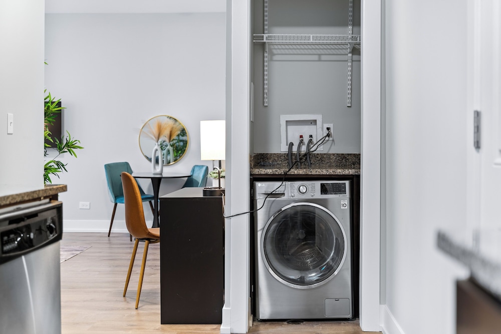 Stylish 1BR in Lakeview - Brompton 1 rep