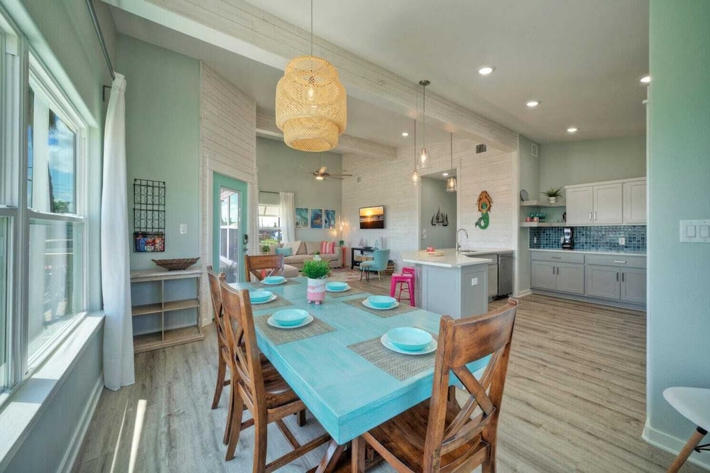Sleeps 20 2 Modern Homes w/ Private Pool, Deck+patio 3-min Walk to the Beach