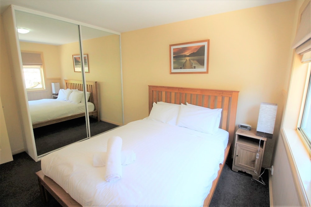 Torino 6 - Lake Jindabyne & Snowy Mountain Views