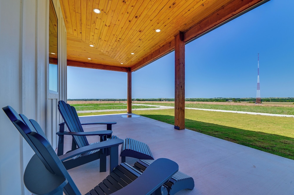 Rural Home w/ Hot Tub < 7 Mi to Winery & Golfing