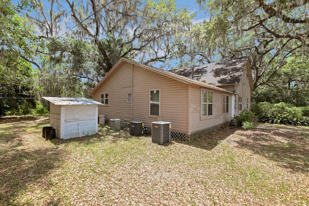 Ponderosa Off The Beaten Path 5 Bedroom Farmhouse
