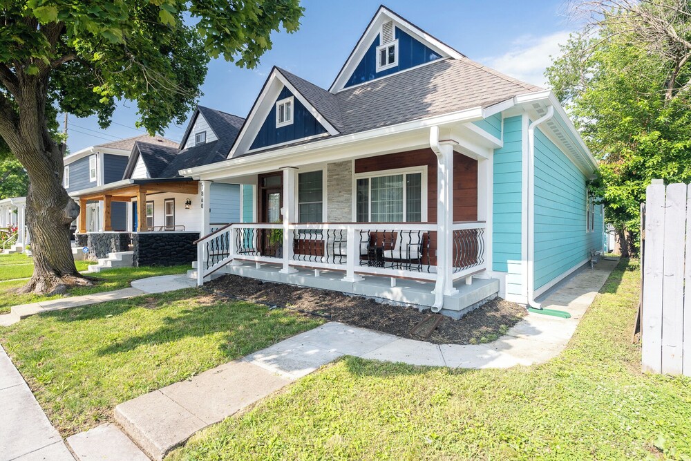Spacious 5-Bedroom Blue Bungalow
